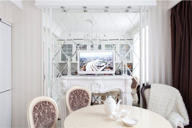 Un esempio del design delle piastrelle specchio zona pranzo con sfaccettatura e retroilluminazione