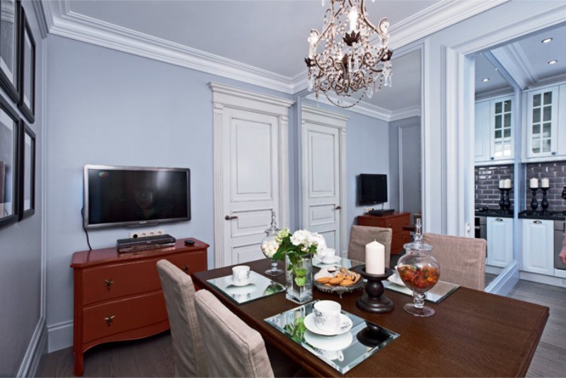 Sala da pranzo con specchio a tutta parete