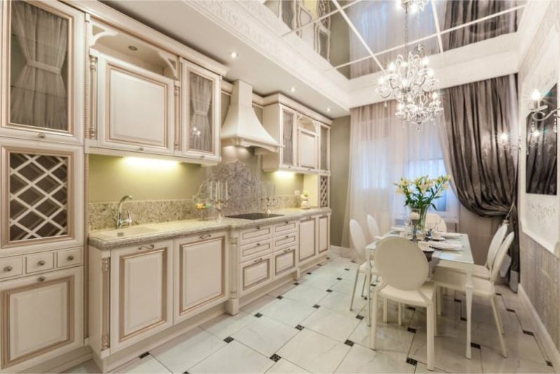 Soffitto a specchio all'interno della cucina