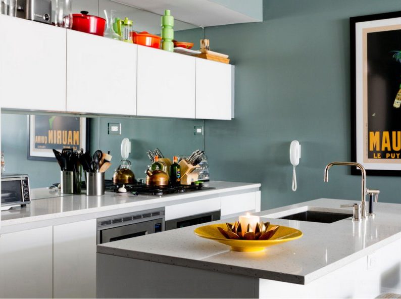 Grembiule specchiato all'interno di una piccola cucina