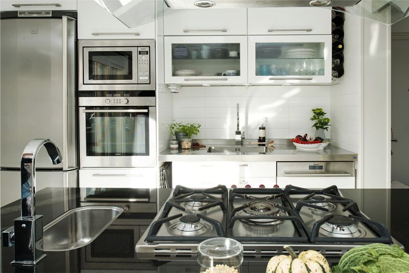 Cozinha linear com uma península