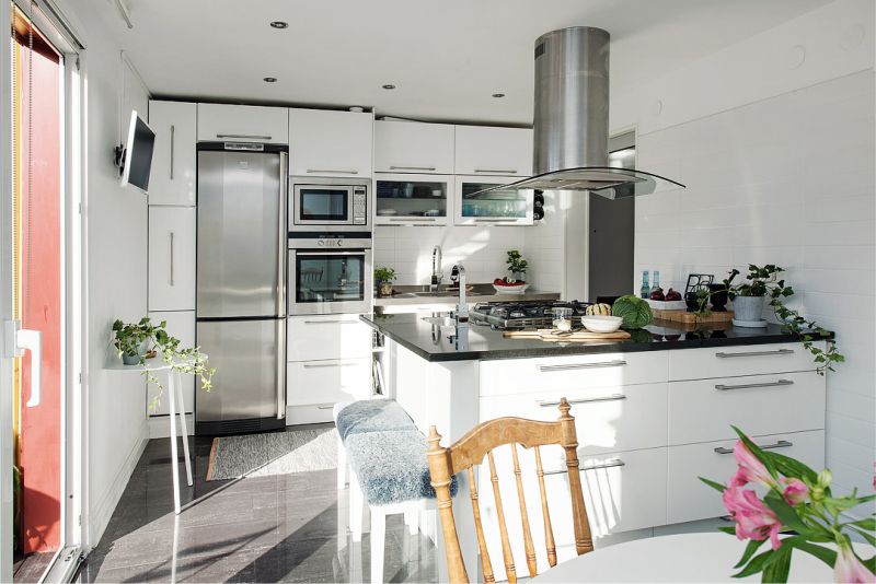 Cozinha linear com uma península