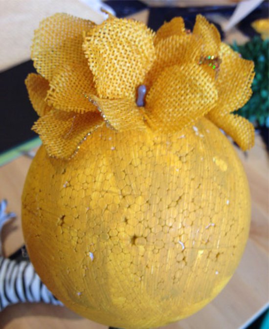 Dekoration av topiary ball med kunstige blomster