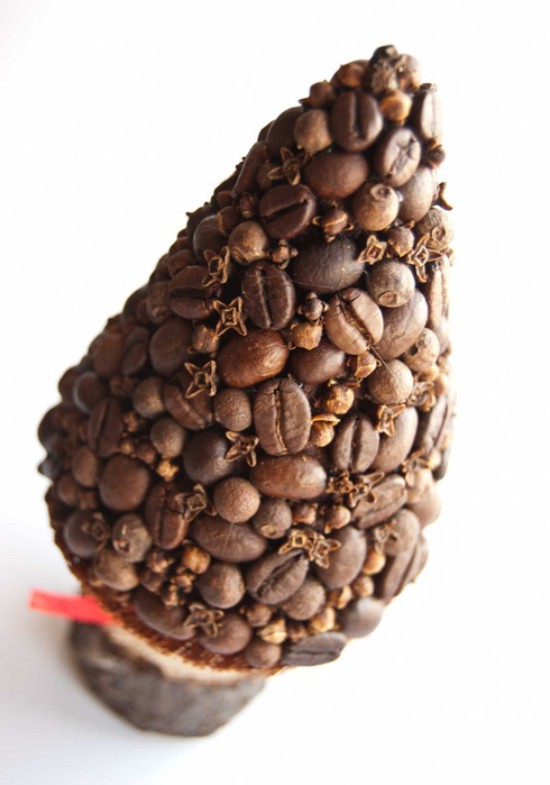 Juletre laget av kaffebønner