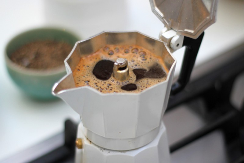 Cafetera Geyser con café preparado.