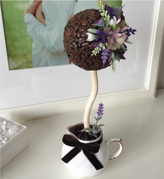 Kaffe Topiary med blomster