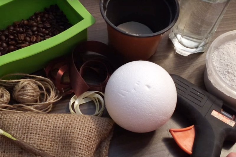 Materialer for å lage kaffe topiariya