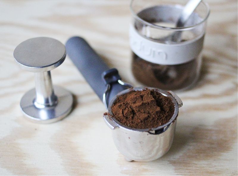 Café molido en un cuerno