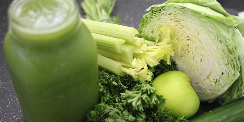 Jugo de col, manzanas verdes y hierbas.