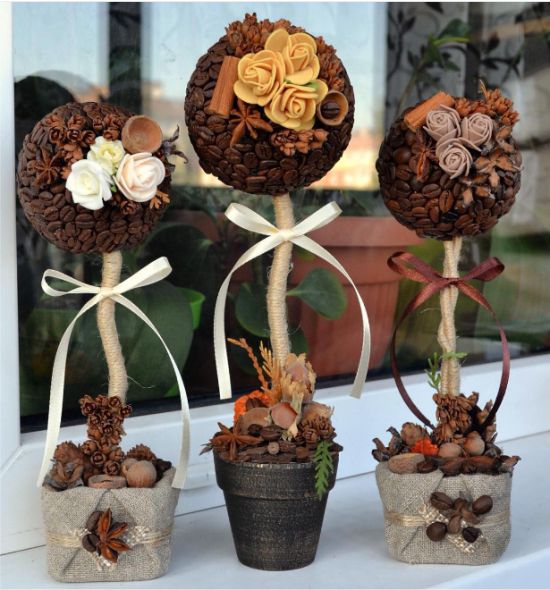 Kaffe Topiary dekorert med blomster