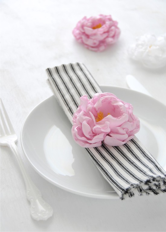 Peonies fabrik dalam persekitaran meja perayaan