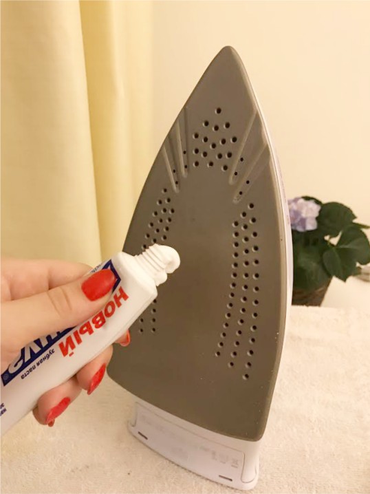 Limpieza de suela de hierro con pasta de dientes.