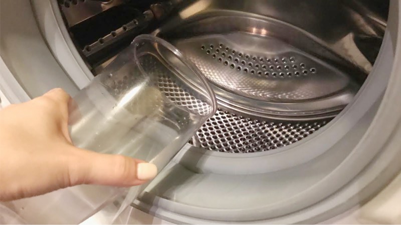 Limpiar la lavadora con soda y vinagre.