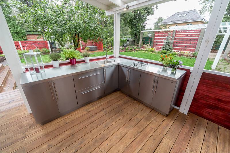 Kjøkken på terrassen med rustfritt stål