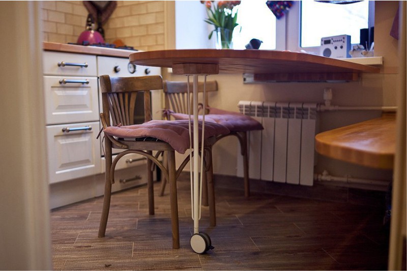 Cucina con tavolo mobile