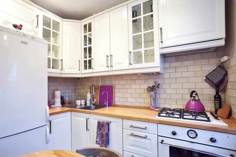 Cucina con tavolo mobile