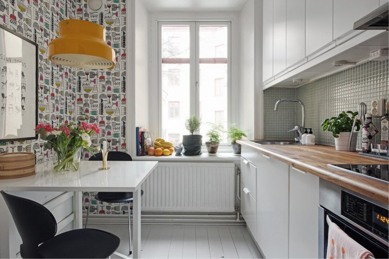 Cucina con carta da parati sullo stesso muro