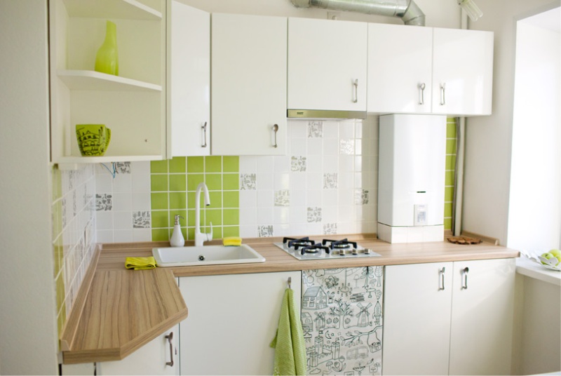Cucina con parete laterale inclinata