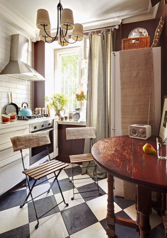 Sala da pranzo nella piccola cucina