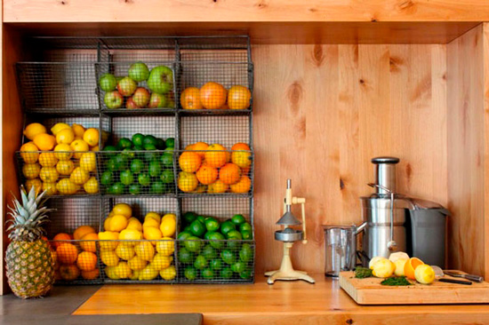 Lagrer frukt ved siden av en juicer