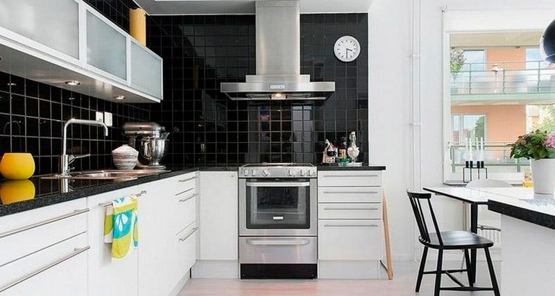 Schortzwarte in witte keuken