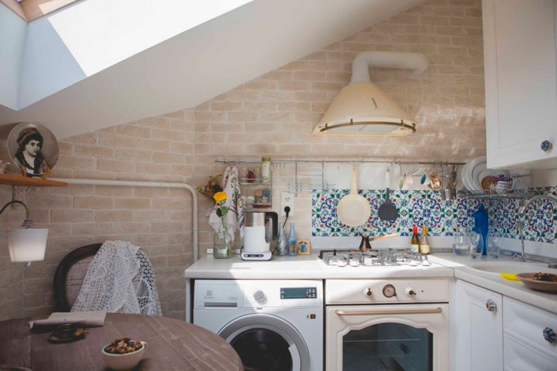 Cocina interior con lavadora.