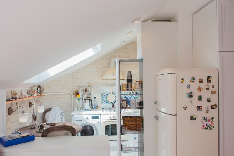 Cocina interior con lavadora.