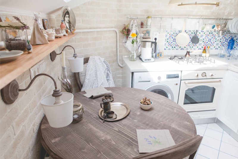 Cocina interior con lavadora.