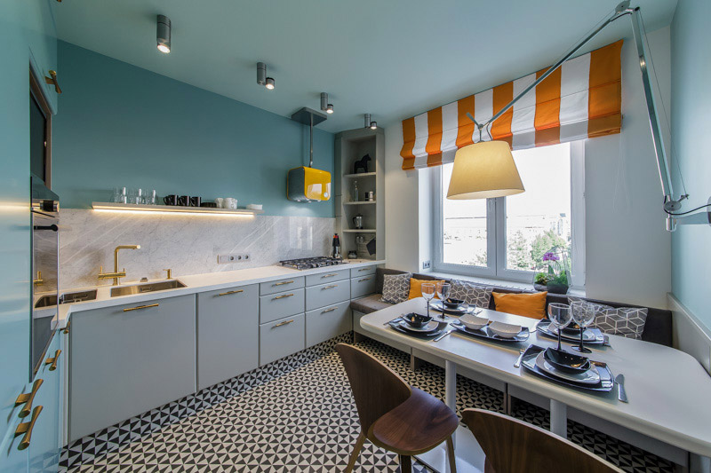Cocina interior con lavadora integrada.
