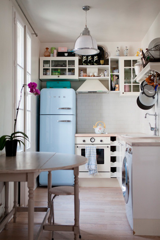 Cocina con lavadora bajo mesada.
