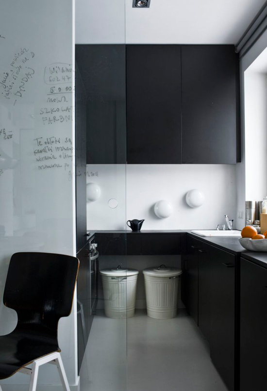 Kleine zwart-witte keuken in de stijl van minimalisme