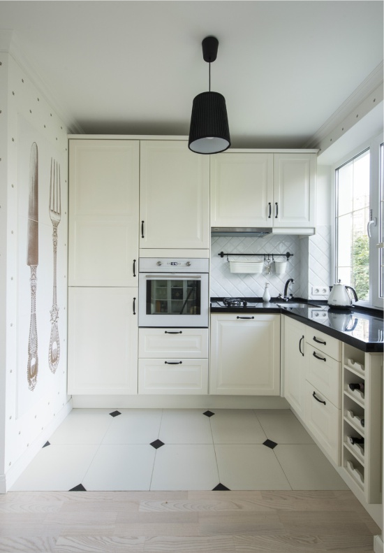 Kleine zwart-witte keuken