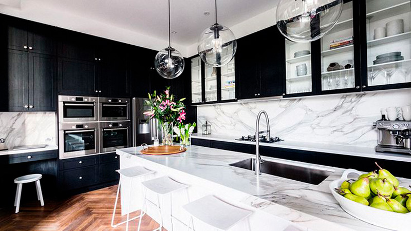 Marmer in het interieur van de keuken