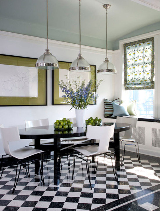 Groene accenten in zwart en witte keuken
