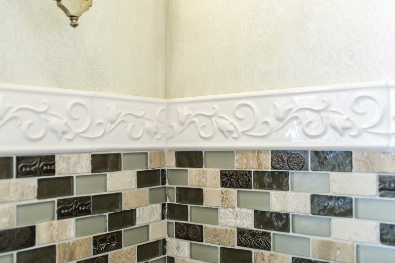 Delantal de mosaico de piedra y cristal.