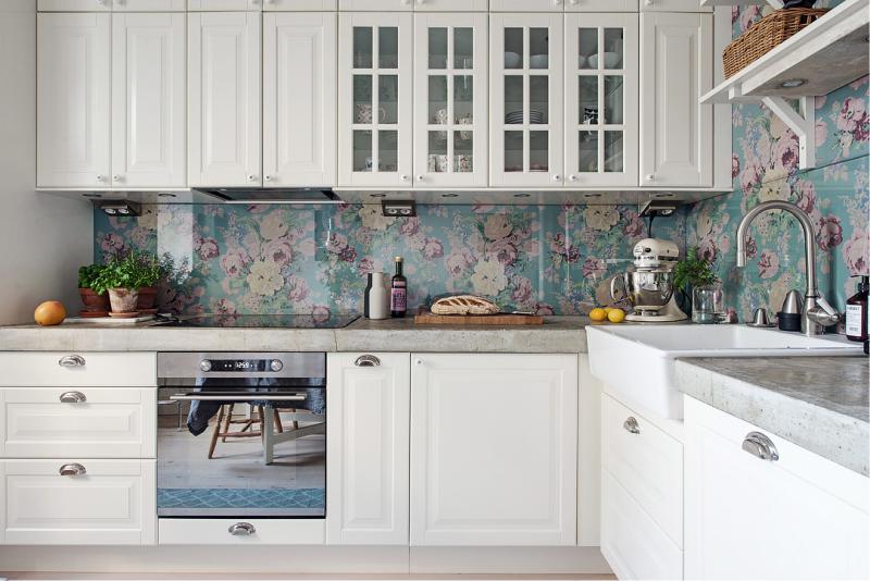 Wallpaper with flowers in the interior of the kitchen