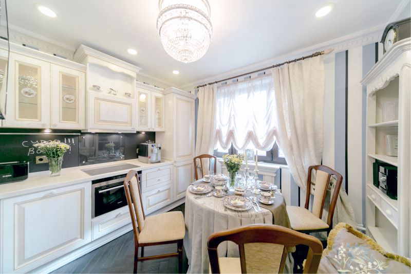 Striped wallpaper in the interior of the kitchen