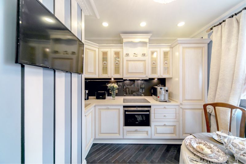 Striped wallpaper in the interior of the kitchen