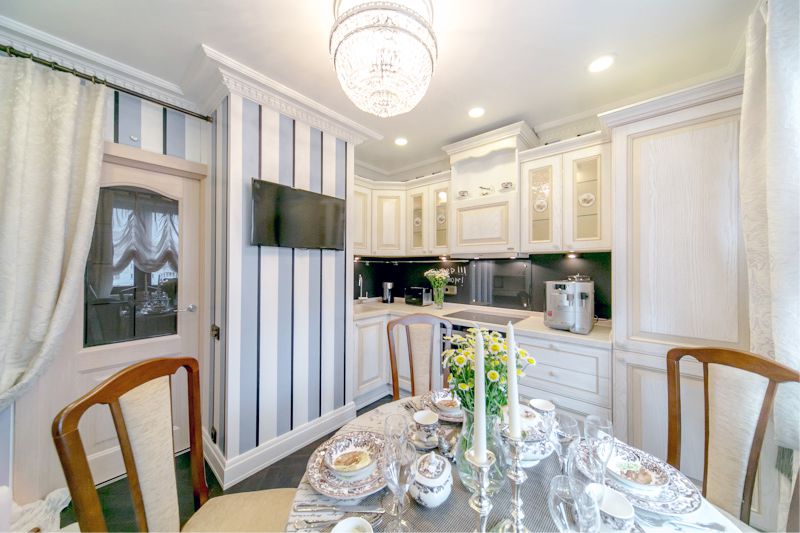 Striped wallpaper in the interior of the kitchen