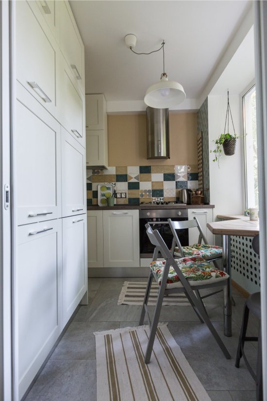 An example of a combination of apron and wallpaper