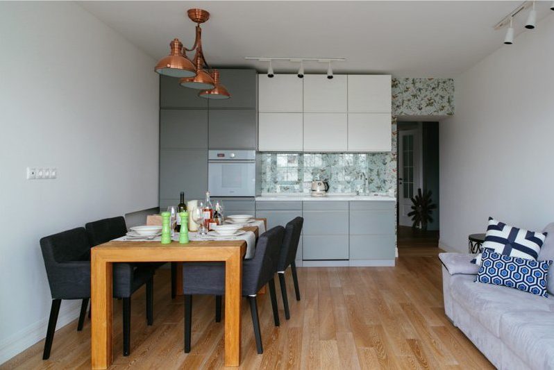 Transparent glass apron in the interior of the kitchen