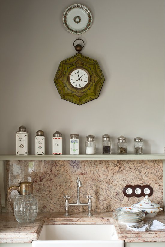 Granito gris rosado en la decoración del delantal y encimeras.