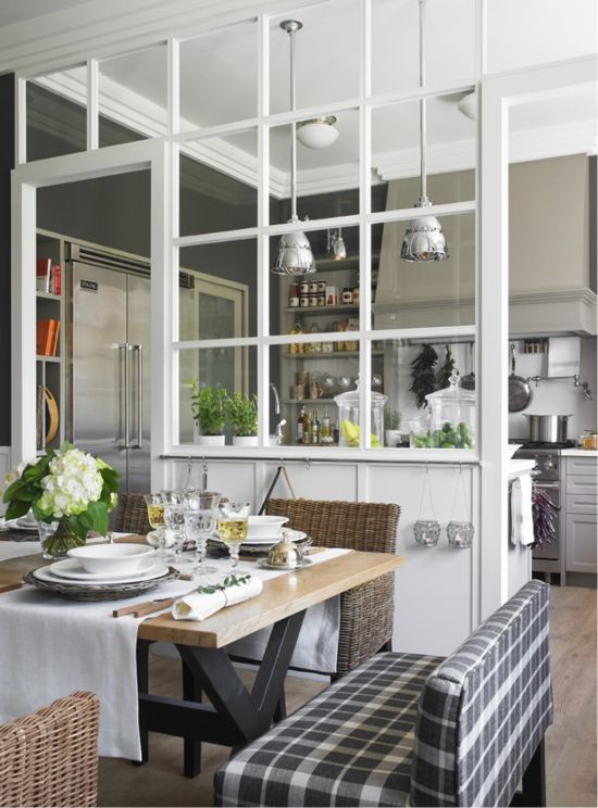 Divisória de vidro no interior da cozinha-sala de jantar