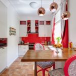 Cocina blanca y roja.