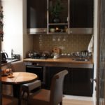 Azulejos beige amarillean en la cocina con una mesada de madera