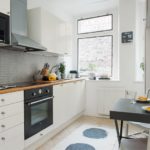 Delantal de azulejos rectangulares no estándar en un interior de cocina moderna