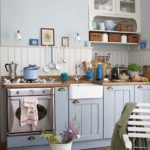 Cocina de estilo azul provenzal con tapa de madera