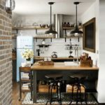 El interior de una pequeña cocina tipo loft.
