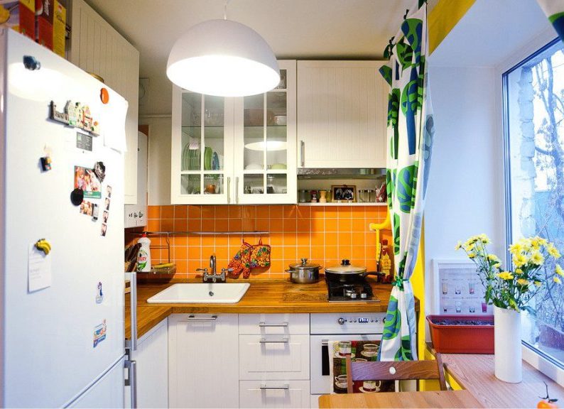 Interior de cocina moderna con encimera de madera.