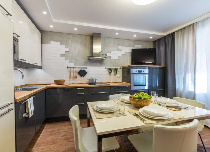 Interior de cocina moderna con encimera de madera.